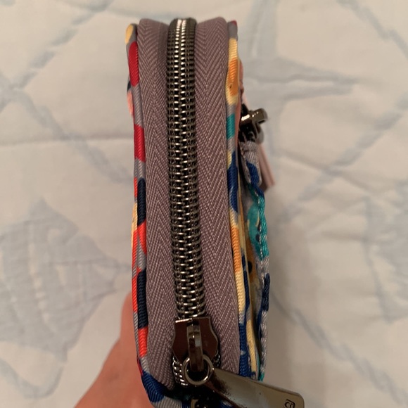 🌺New🌺Lug RFID Large Zippered Wallet - Picture 9 of 11